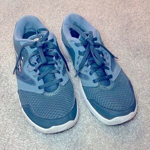 Nike running shoes steal blue laceup size 5 youth